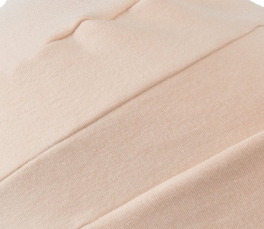 Jasno beżowy turban-czapeczka z delikatnym drapowaniem na czubku głowy TALA # sand