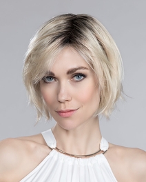 Krótka klasyczna i elegancka peruka typu bob bardzo jasny siwy z odrostem AMY DELUXE # silver/rooted